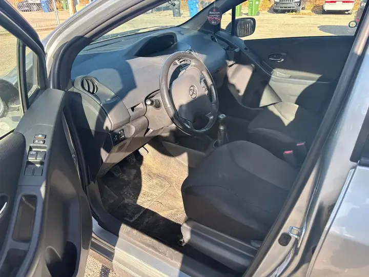 Toyota Yaris 2011 photo 5