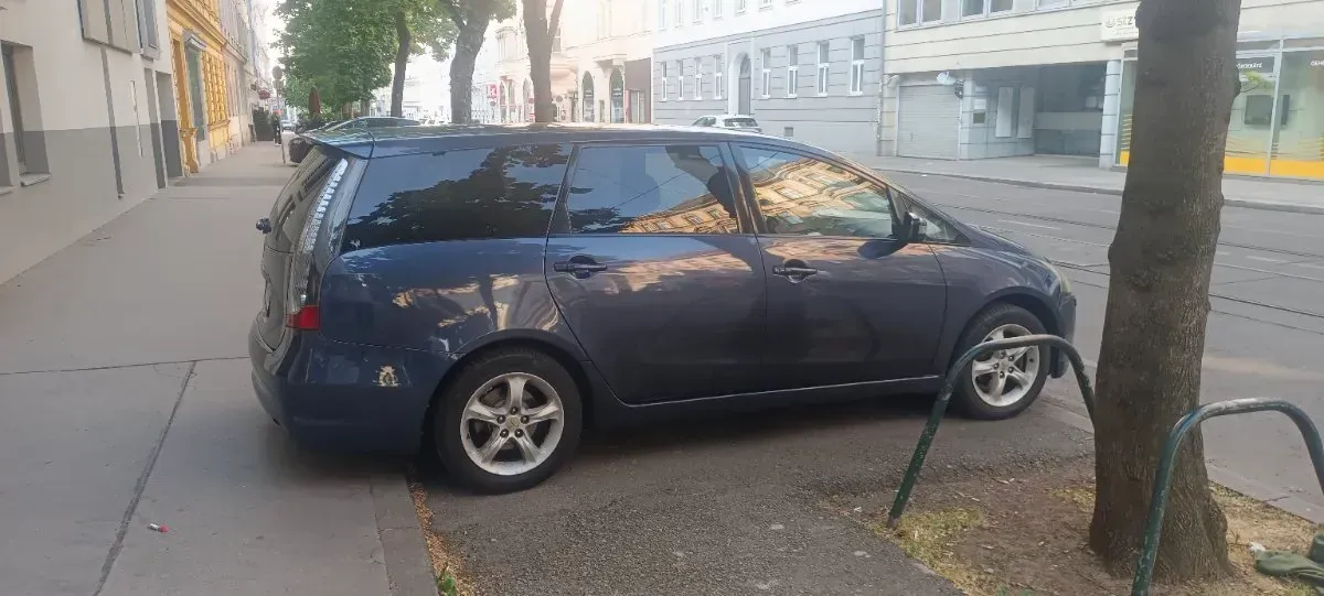 Mitsubishi Grandis 2005 photo 2