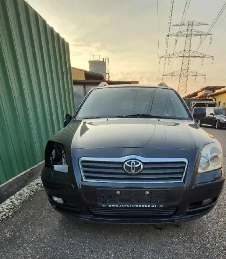 Toyota Avensis 2003 photo 2