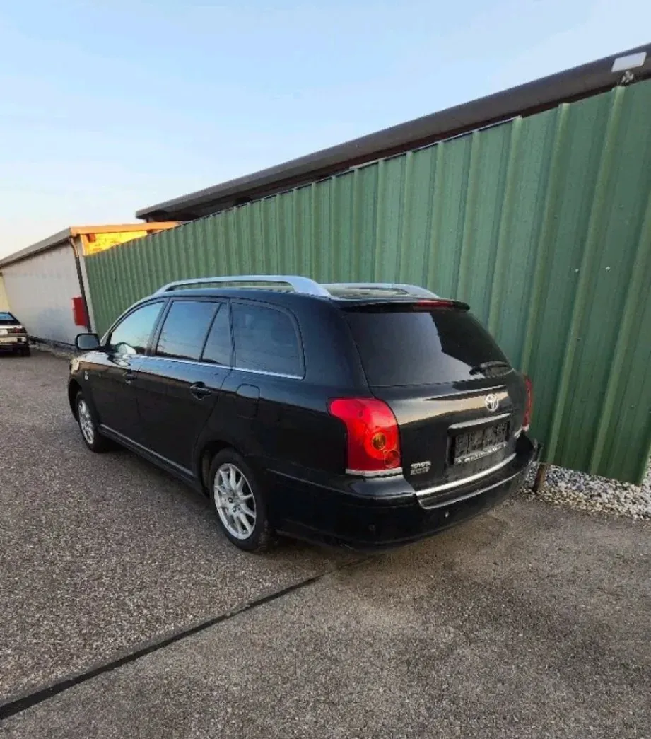Toyota Avensis 2003 photo 3
