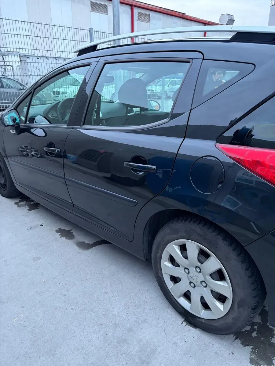 Peugeot 207 2008 photo 2