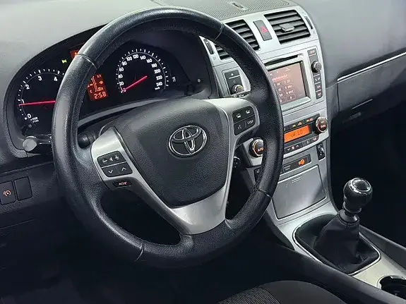 Toyota Avensis 2013 photo 2