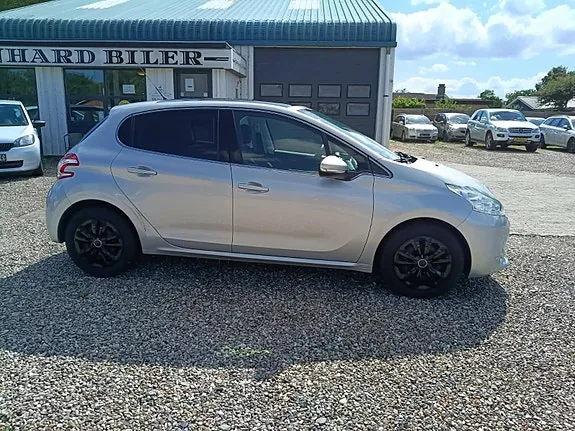 Peugeot 208 2014 photo 2