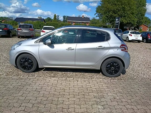 Peugeot 208 2014 photo 3