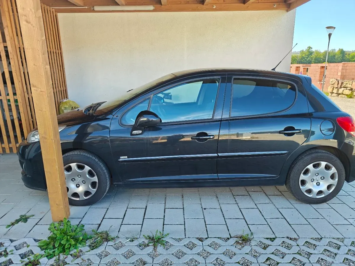 Peugeot 207 2011 photo 2