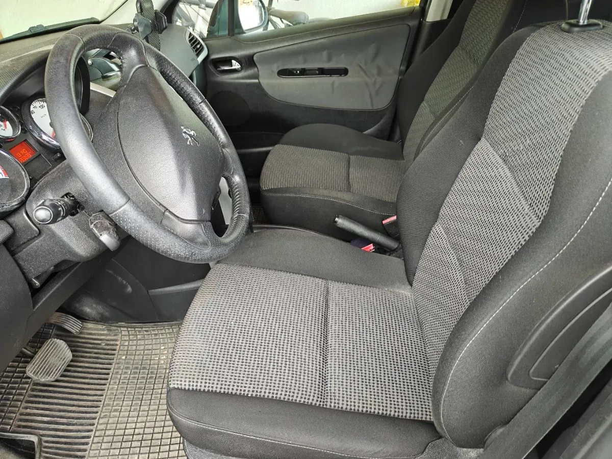 Peugeot 207 2011 photo 3