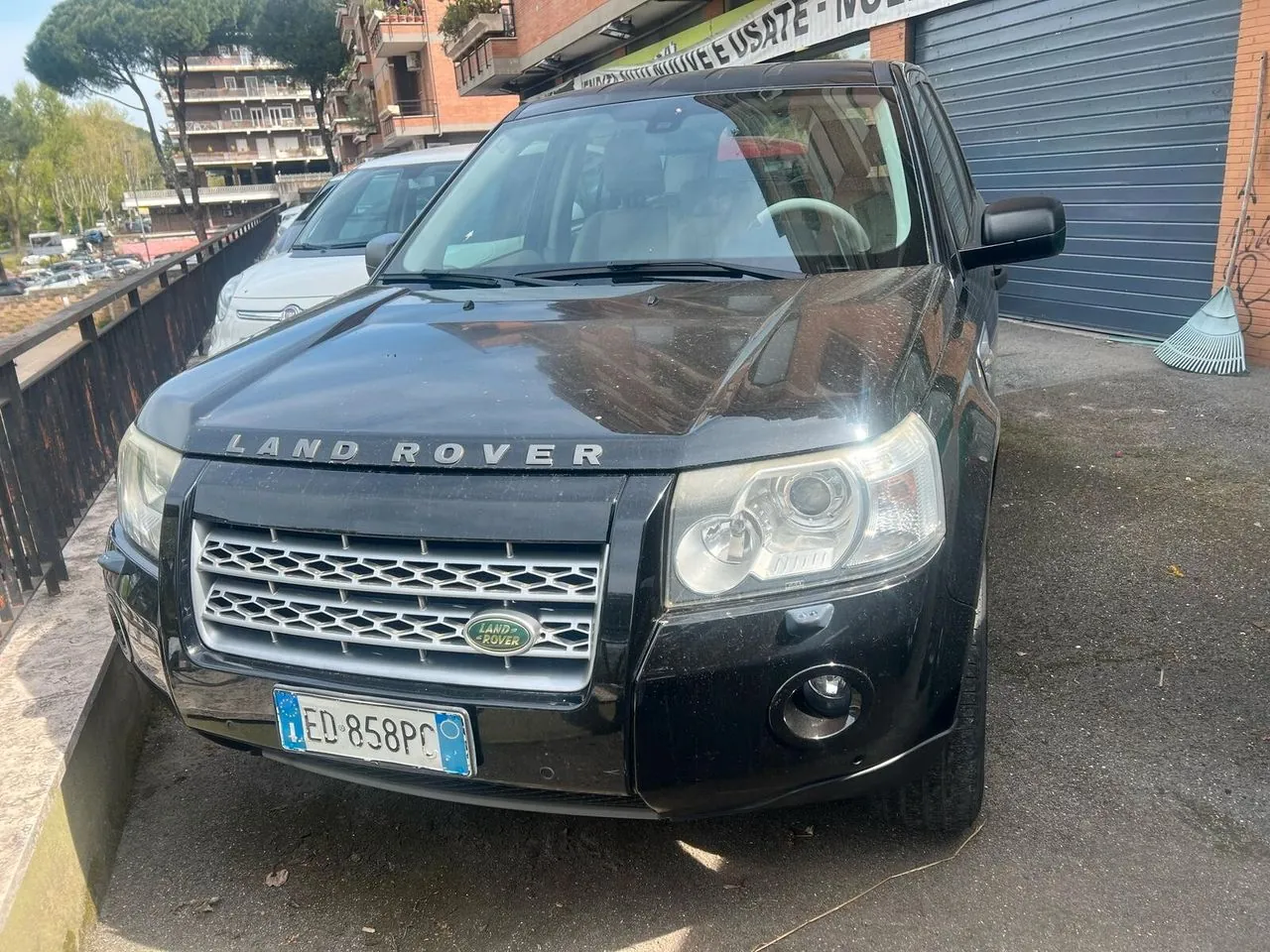 Land Rover Freelander 2010 photo 2