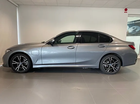 BMW 330E 2025 photo 2