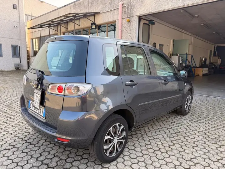Mazda 2 2005 photo 2