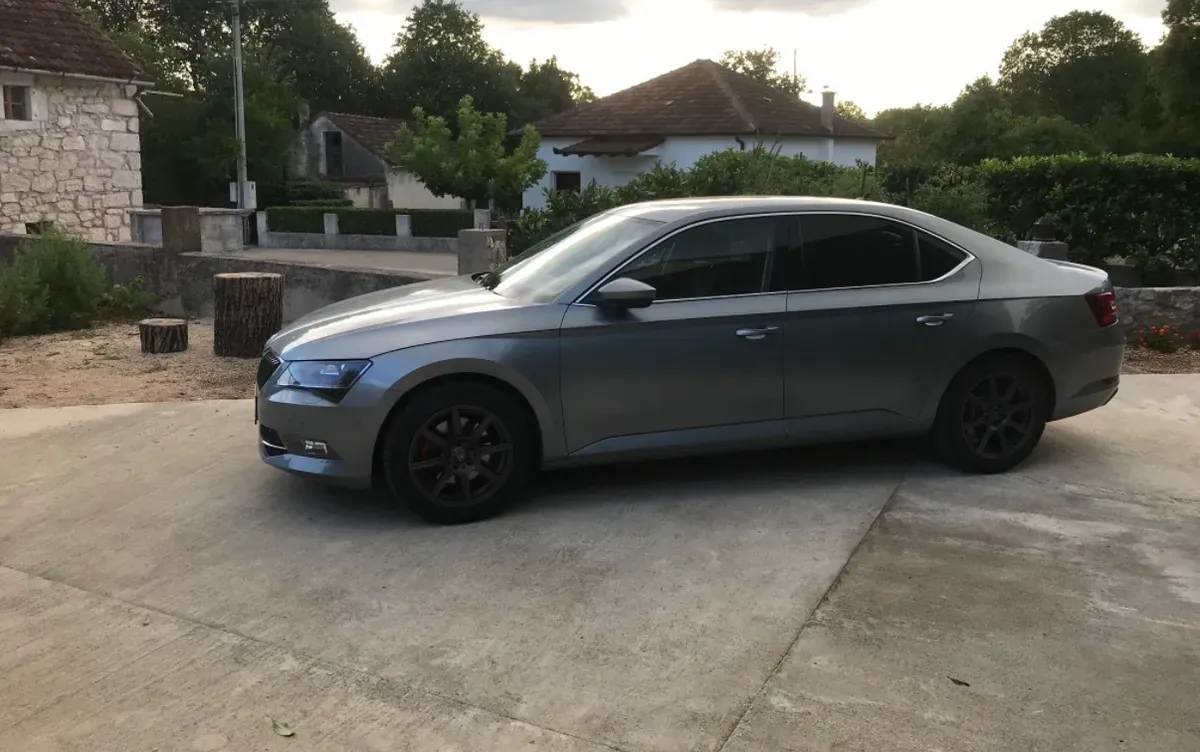 Skoda Superb 2015 photo 2