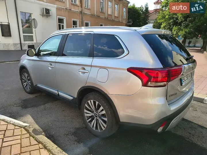 Mitsubishi Outlander 2018 photo 4