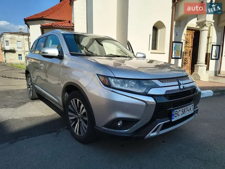Mitsubishi Outlander 2018 photo 2