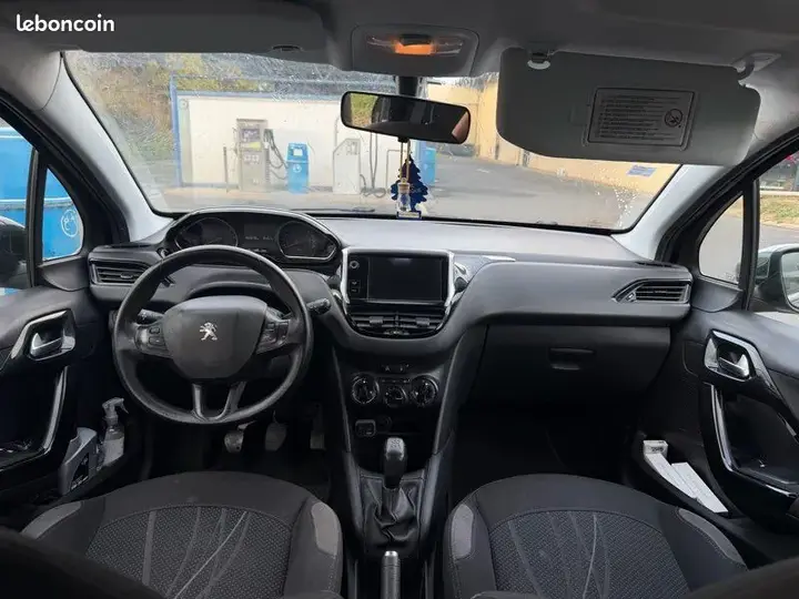 Peugeot 208 2013 photo 2
