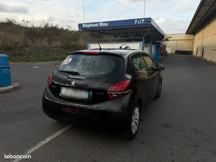 Peugeot 208 2013 photo 3