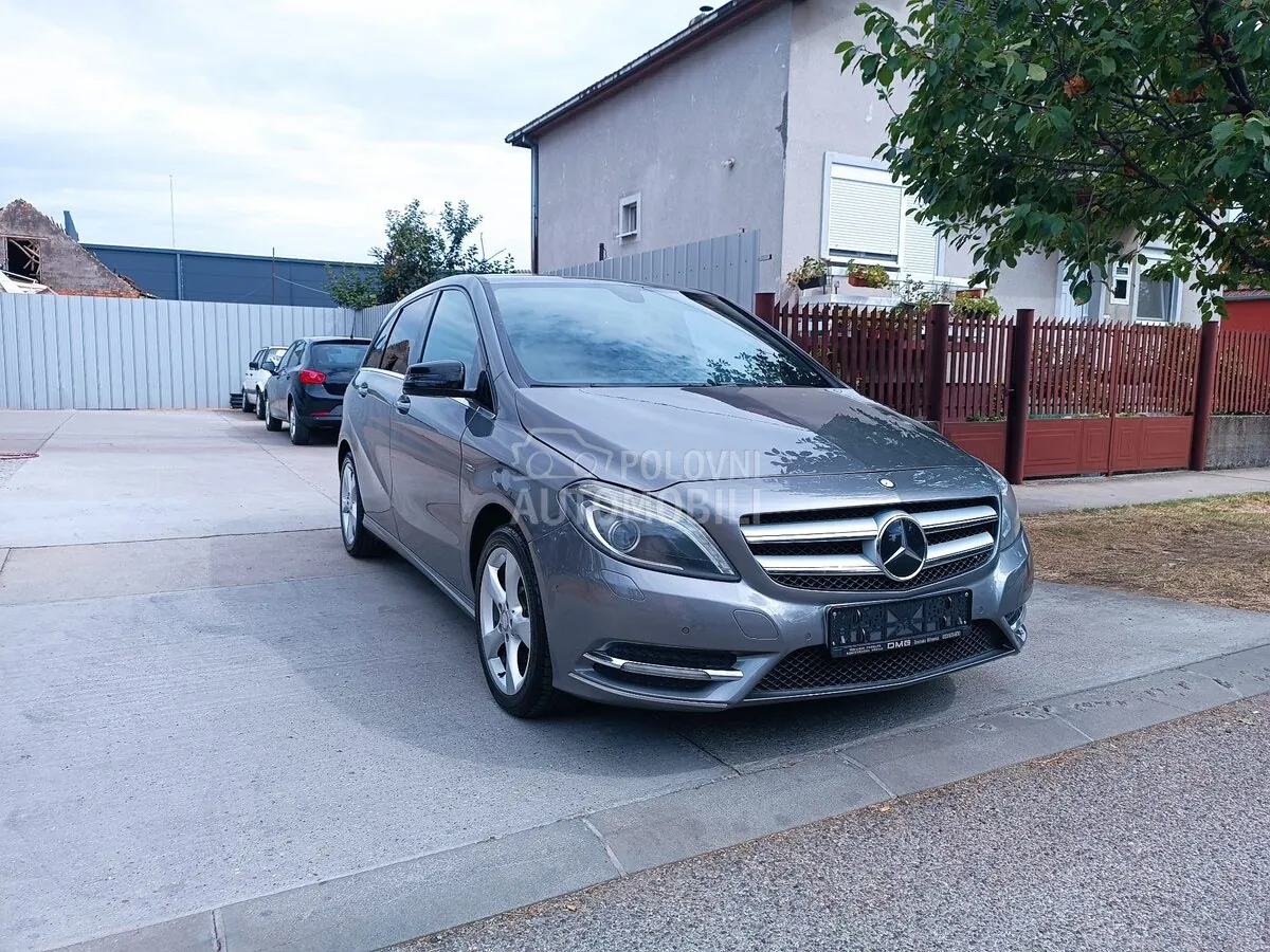 Mercedes-Benz B 180 2012 photo 2