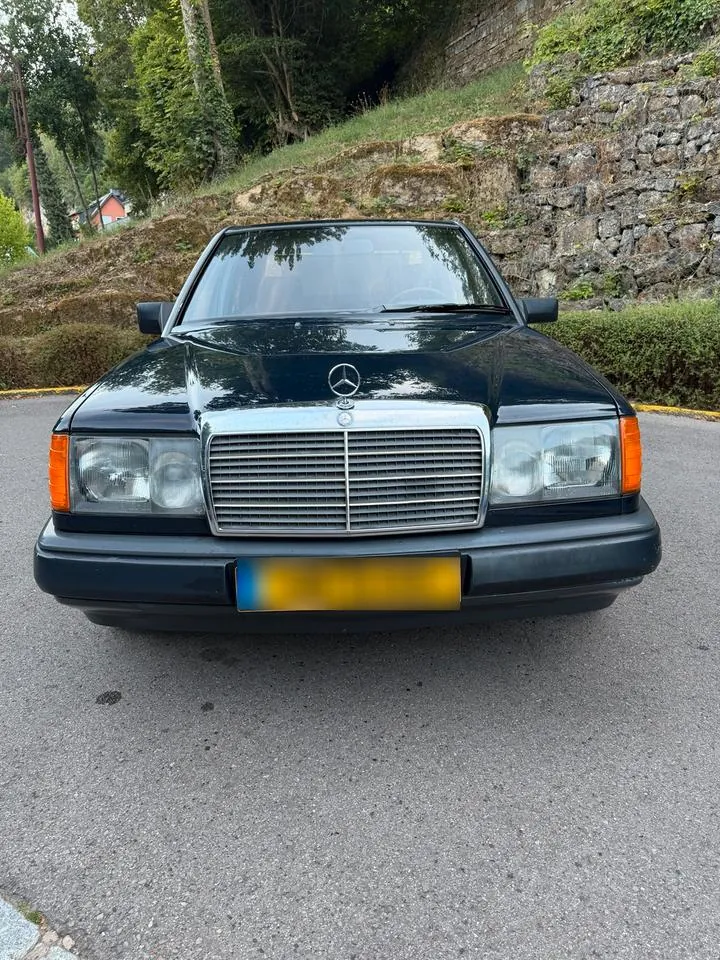 Mercedes-Benz 230E