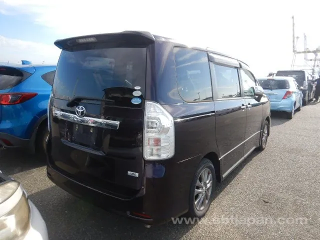 Toyota Voxy 2012 photo 4
