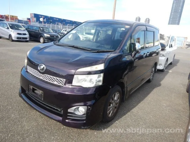 Toyota Voxy 2012 photo 2