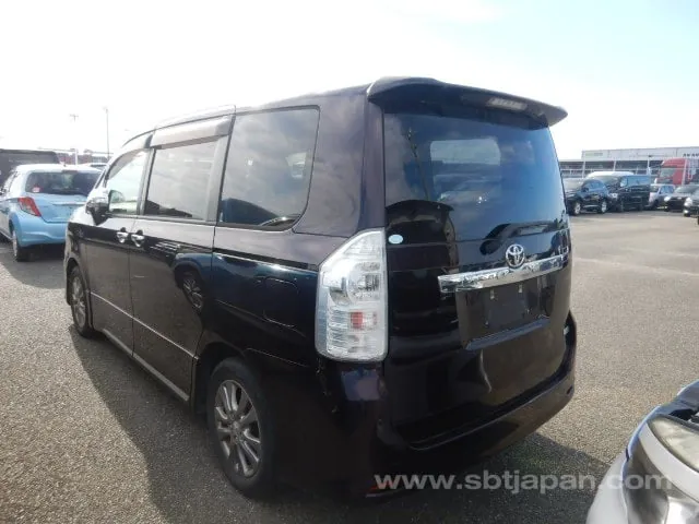 Toyota Voxy 2012 photo 3
