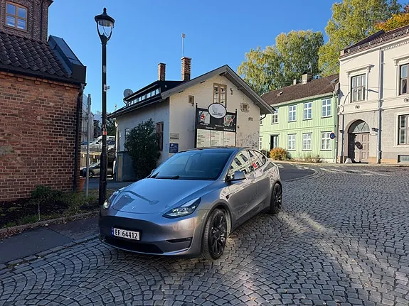 Tesla Model Y 2023 photo 2