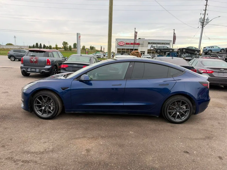 Tesla Model 3 2023 photo 2