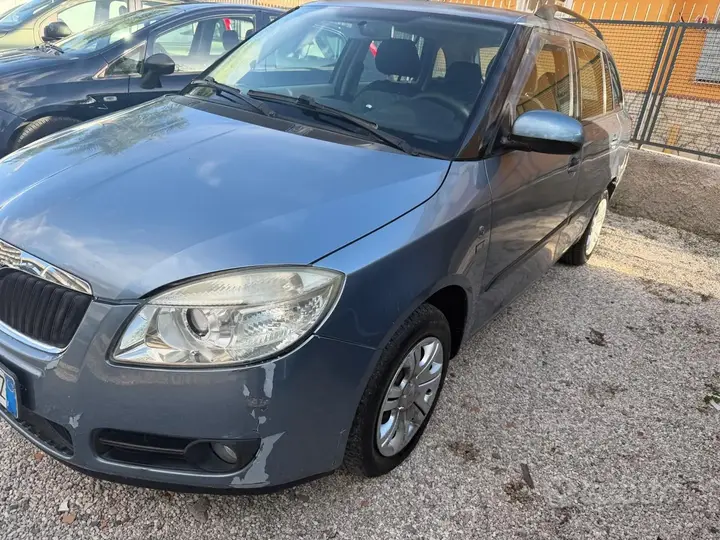 Skoda Fabia 2008 photo 2
