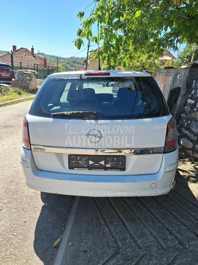 Opel Astra 2011 photo 3