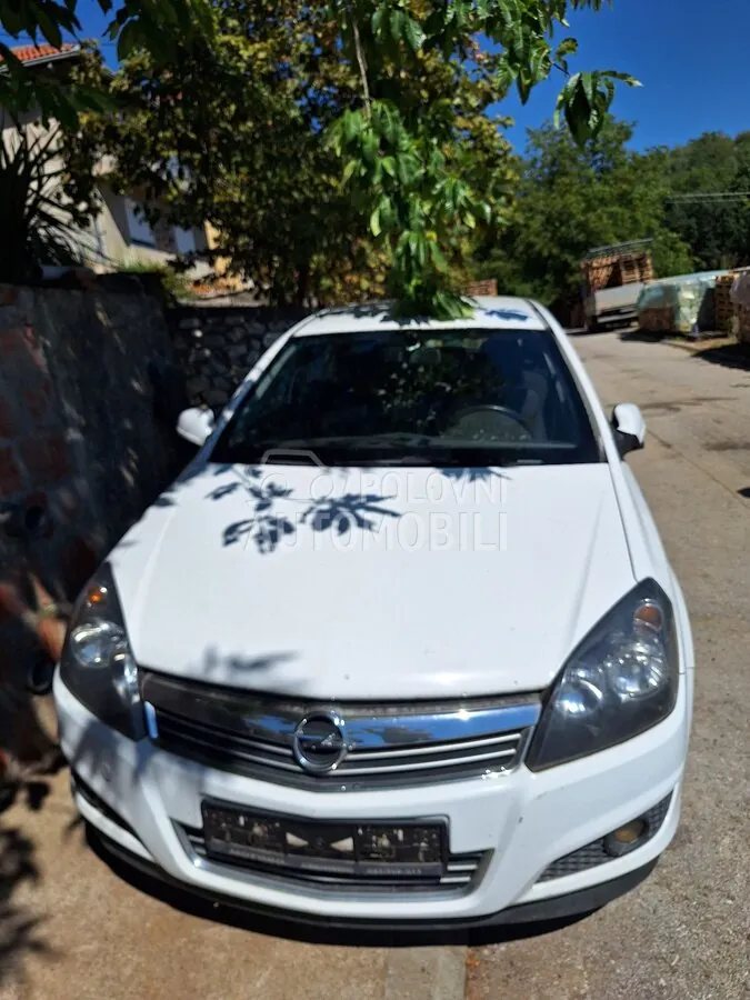 Opel Astra 2011 photo 2