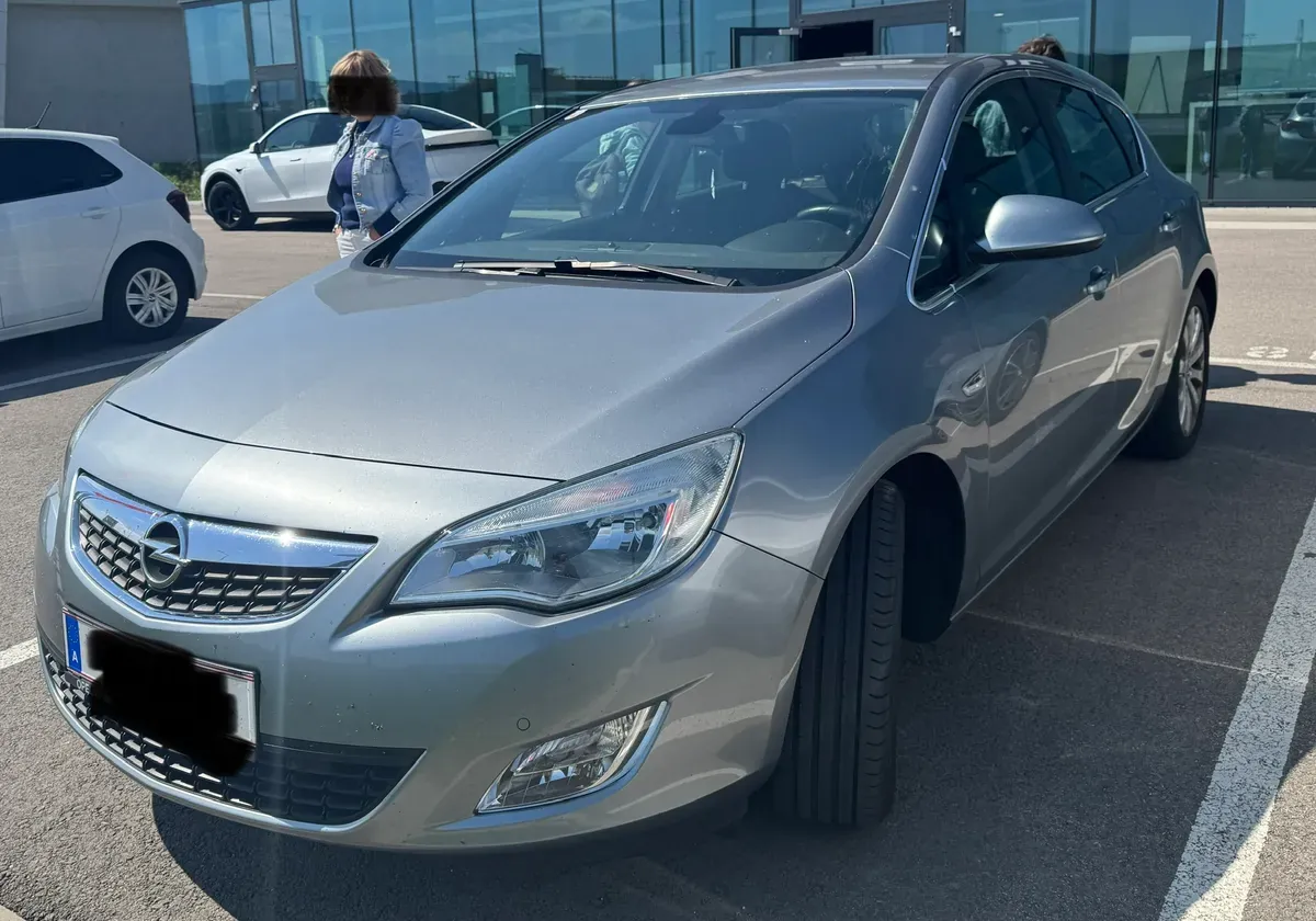 Opel Astra 2010 photo 3