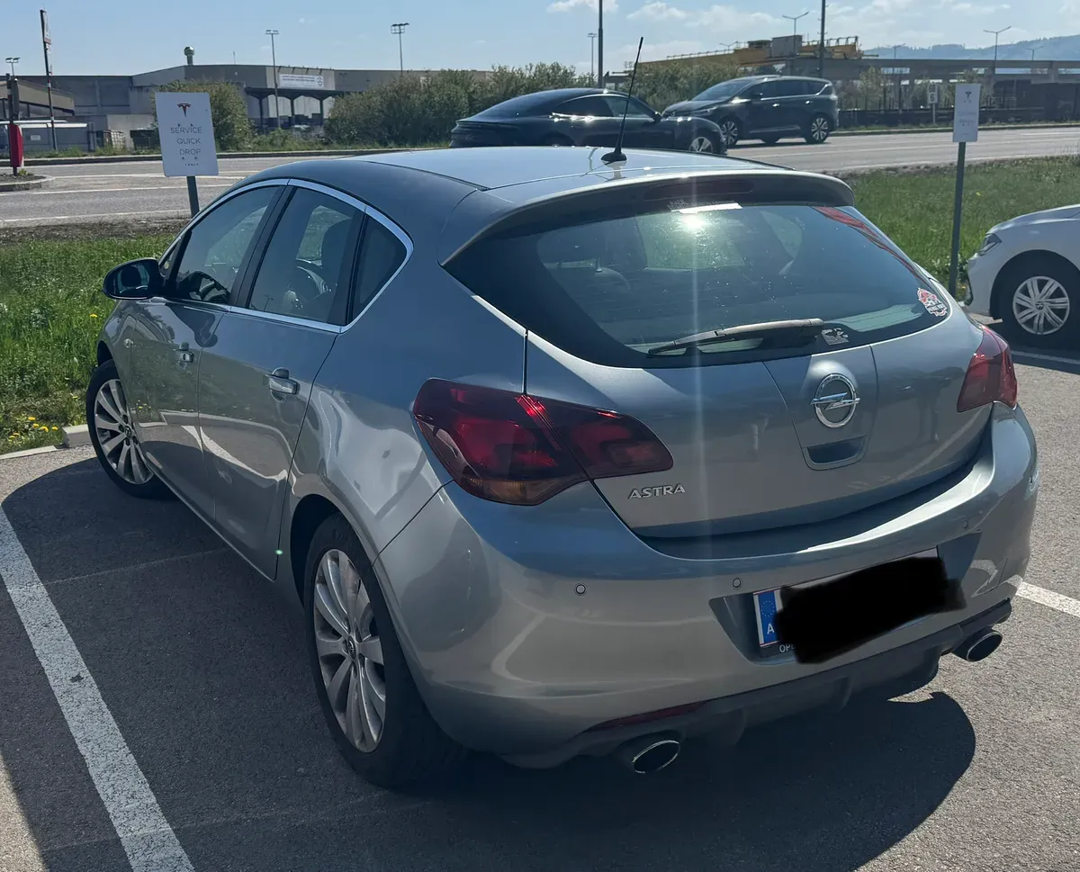 Opel Astra 2010 photo 2