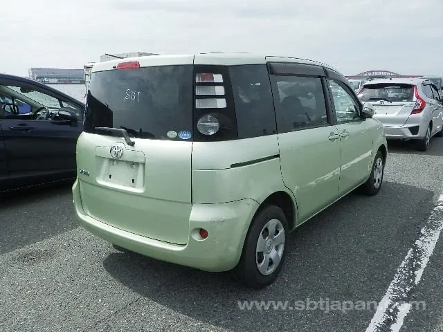 Toyota Sienta 2010 photo 4