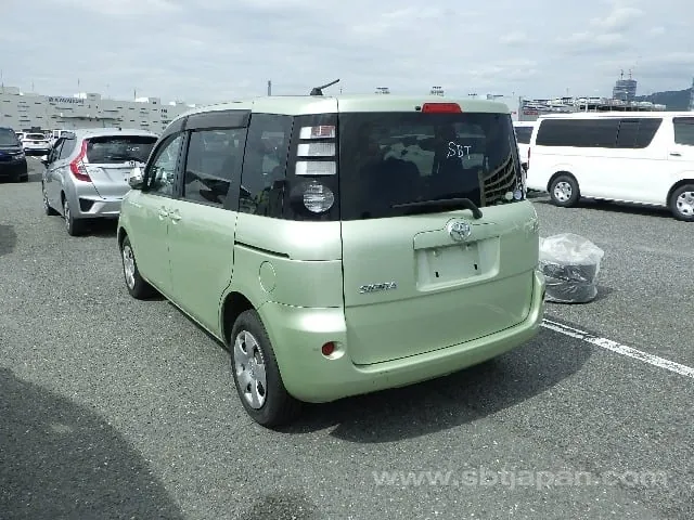 Toyota Sienta 2010 photo 3