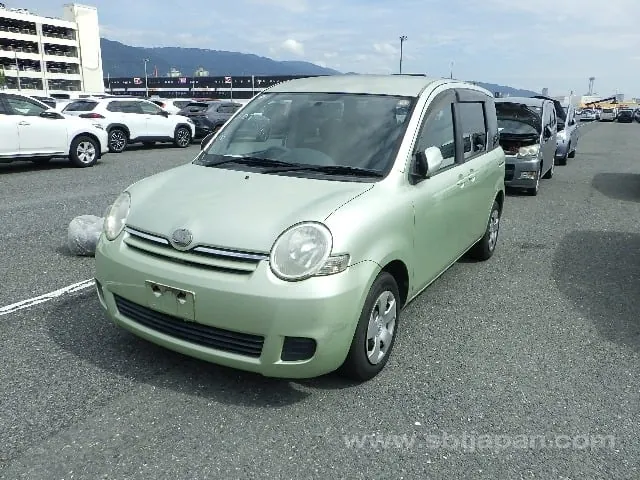 Toyota Sienta 2010 photo 2