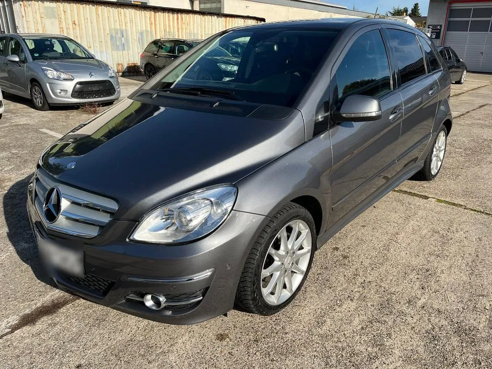 Mercedes-Benz B180