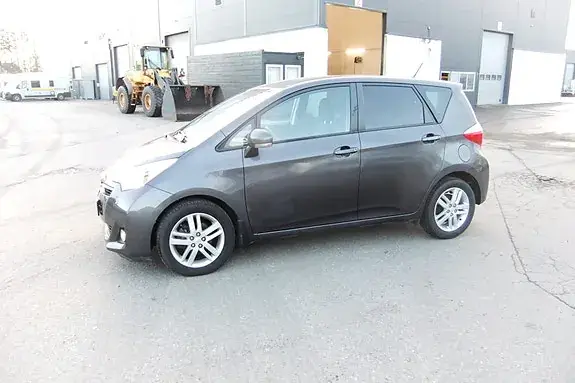 Toyota Verso-S 2011 photo 2