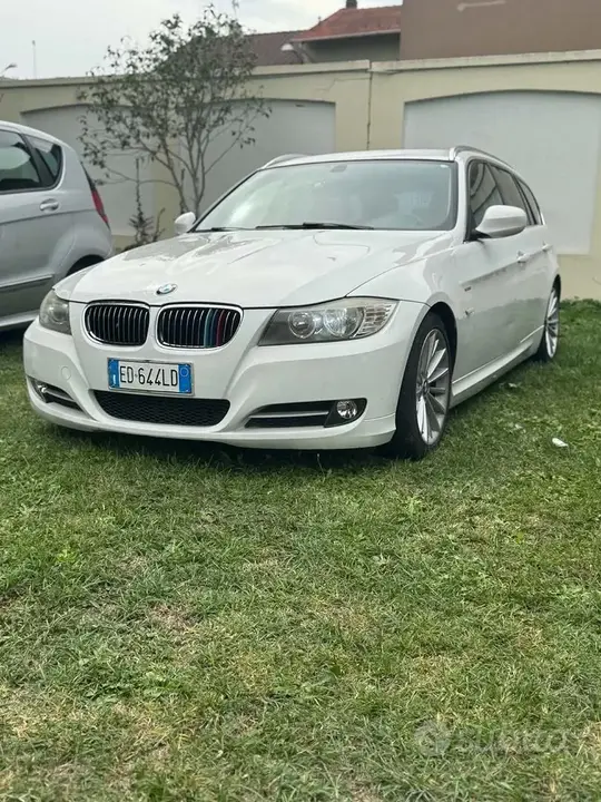 BMW 3 Series 2011 photo 2