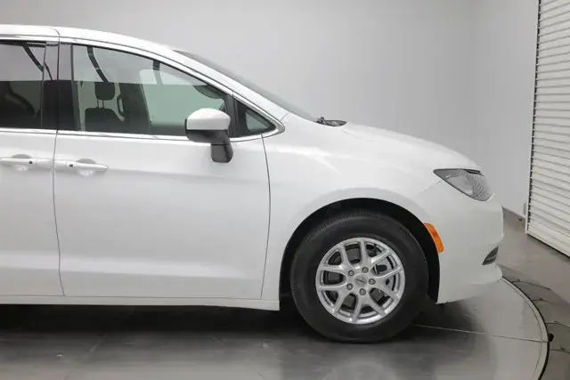 Chrysler Grand Caravan 2022 photo 3