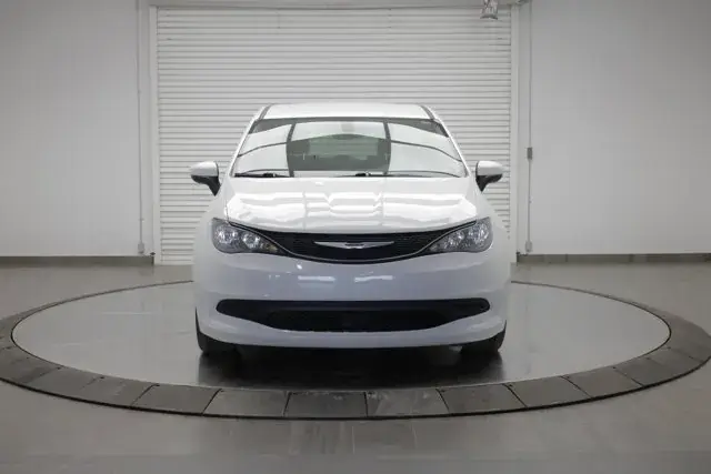 Chrysler Grand Caravan 2022 photo 2
