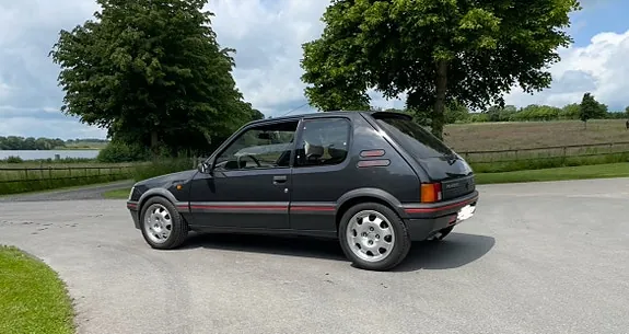Peugeot 205 1987 photo 2