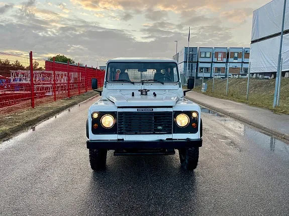 Land Rover Defender 130 1997 photo 4