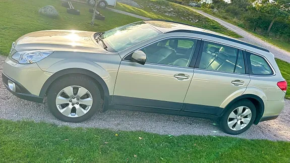 Subaru Outback 2012 photo 2