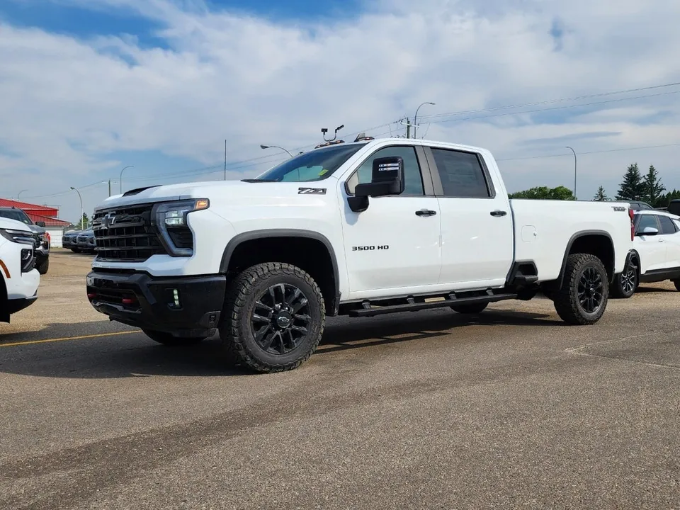 Chevrolet Silverado 3500Hd 2026 photo 2