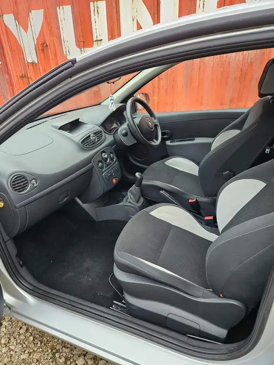 Renault Clio 2009 photo 4