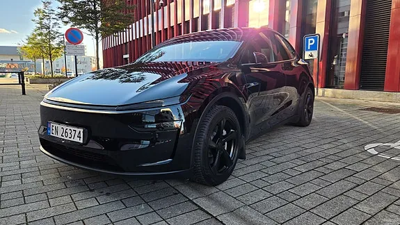Tesla Model Y 2025 photo 2