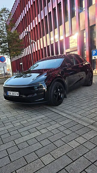 Tesla Model Y 2025 photo 3