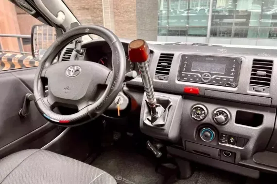 Toyota Hiace Commuter 2023 photo 5