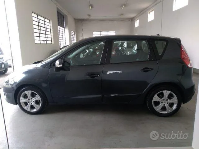 Renault Scenic 2011 photo 2
