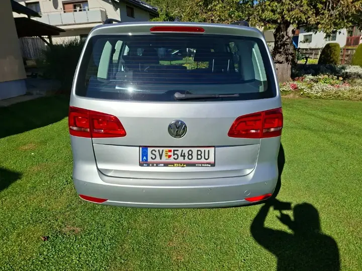 Volkswagen Touran 2012 photo 2