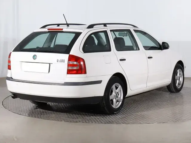 Skoda Octavia Combi 2011 photo 4