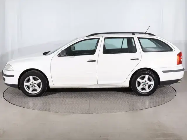 Skoda Octavia Combi 2011 photo 2